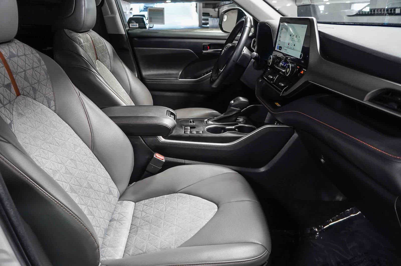 2023 Toyota Highlander Hybrid Bronze Edition