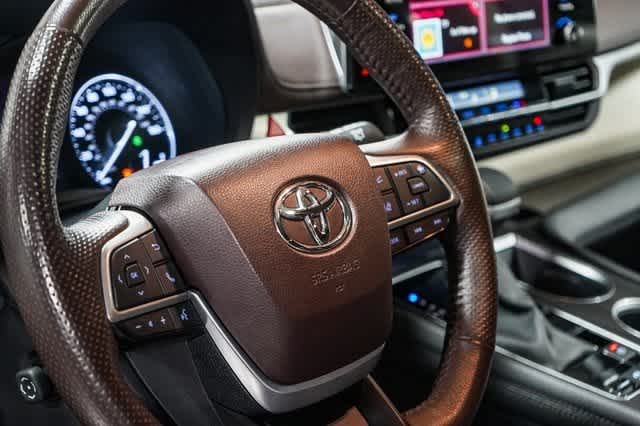 2023 Toyota Sienna Platinum