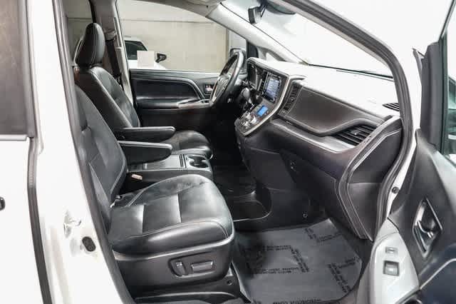 2020 Toyota Sienna SE